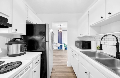 Survey Creek Apartment | Great for Large Gatherings–Sleeps 30–PalmWaveStays