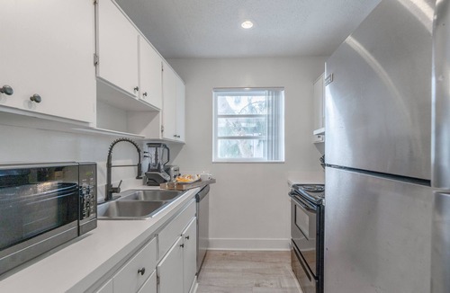 Survey Creek Apartment | Great for Large Gatherings–Sleeps 30–PalmWaveStays