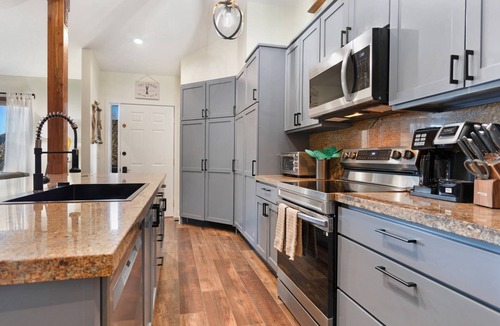 Avon Condo | Great Location for Vail & Beaver Creek | 3BR, Chic Decor, Plan a Summer Getaway with Friends