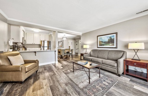 South Lake Tahoe Hotel | Great Relaxing Overnight Stay! 2 Comfortable Units, Free Breakfast, Pets Allowed