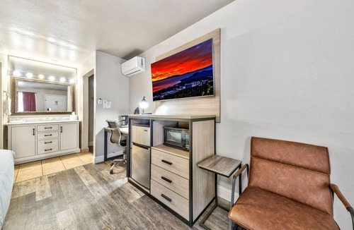 South Lake Tahoe Hotel | Great Relaxing Overnight Stay! 2 Comfortable Units, Free Breakfast, Pets Allowed