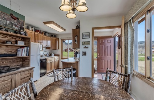Clark Cabin | Grizzly - Stunning mountain views on the Elk River