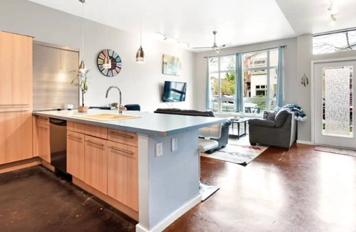 Old Town North Condo | Groovy Modern Condo ♠ Right Next to Old Town FC!