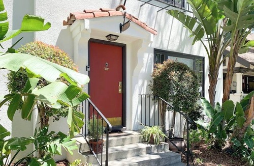 East Beach Apartment | Ground-floor Seaside Suite with charming patio - 2-minute walk to beach