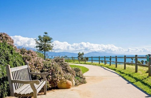East Beach Apartment | Ground-floor Seaside Suite with charming patio - 2-minute walk to beach