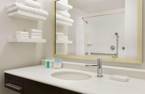 North Olmsted Hotel | Hampton Inn North Olmsted Cleveland Airport