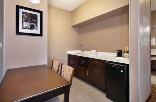 Middleburg Heights Hotel | Hampton Inn & Suites Cleveland-Airport/Middleburg Heights