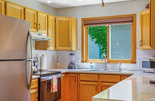Carbondale Apartment | Happy Home | Backyard Oasis | Close to Downtown