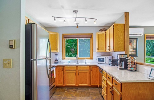 Carbondale Apartment | Happy Home | Backyard Oasis | Close to Downtown