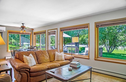 Carbondale Apartment | Happy Home | Backyard Oasis | Close to Downtown