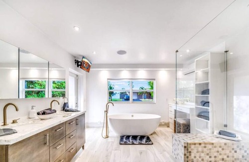 Coral Ridge Isles House | HEATED POOL! KAYAK+WATERFRONT+MOVIE ROOM & NEAR BEACH!