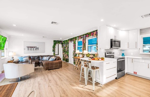 Colee Hammock Cottage | Heated Pool/Las Olas/Victoria Park/Near Beach/Escapism at its finest/Mermaid Key