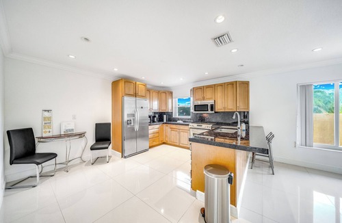 Oakland Park House | Heated Pool & Tiki Hut! Air Hockey+Close To Beach!