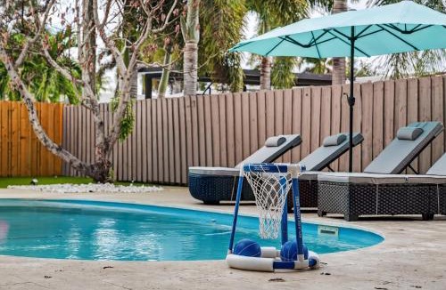Imperial Point House | Heated Pool Villa with Mini Golf & Game Room Fort Lauderdale