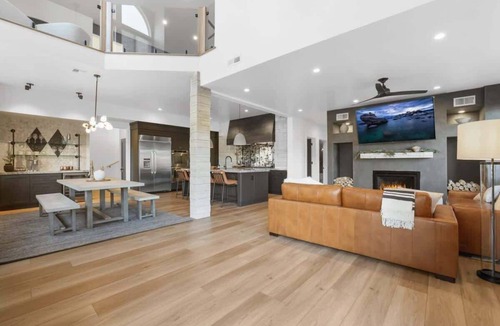 South Lake Tahoe Cabin | Heavenly Haven: Ski & Beach Getaway