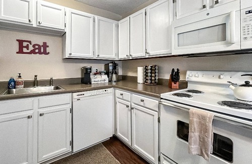 Rockrimmon Condo | Hidden Academy Gem! 2 BR, 1BA w/AC! Sleeps 4