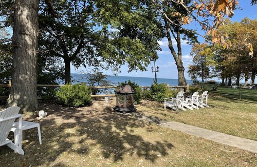 Vermilion House | HIDDEN GEM - COZY 1 BEDROOM LAKEFRONT HOME/COTTAGE