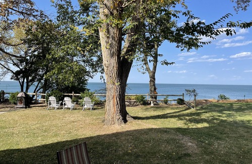 Vermilion House | HIDDEN GEM - COZY 1 BEDROOM LAKEFRONT HOME/COTTAGE
