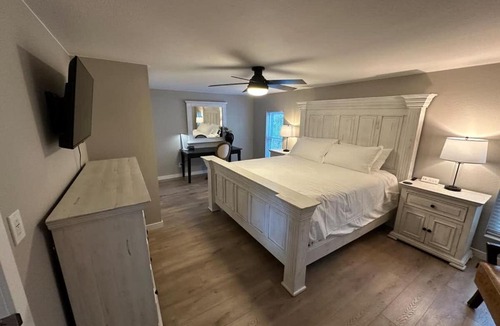 Sedalia House | Hier Hideaway - Hot Tub - Fire Pit - King Beds