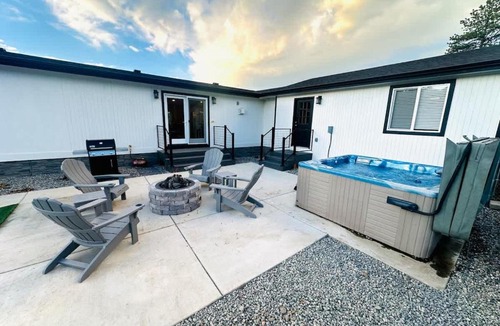 Sedalia House | Hier Hideaway - Hot Tub - Fire Pit - King Beds