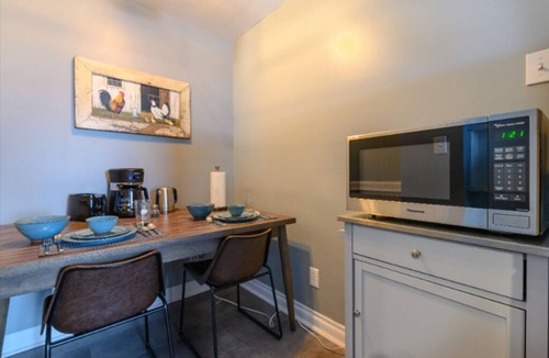 Pasadena Apartment | High Ceiling, Cozy 1BR Apt, Walk to Metro & Shops