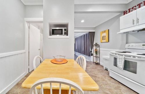 Highland Square Apartment | Highland Square 1 Bedroom Apt w Smart TV