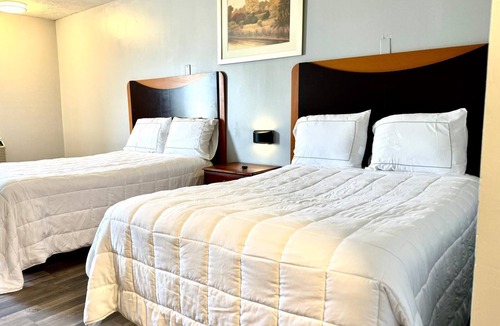 Warrensville Heights Hotel | Highlander Inn Cleveland Beachwood Near I-480