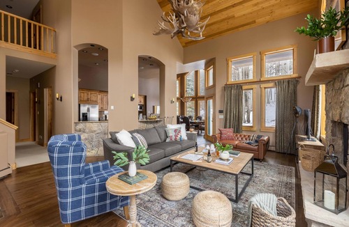Highland Meadows Cabin | Highline by AvantStay | Breathtaking Mountain Home w/Hot Tub & Views