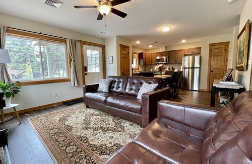 Estes Park House | Hike Into RMNP From House-Coaster Passes-Hot Tub-King Bed-A/C-BBQ