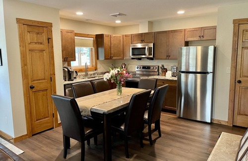 Estes Park House | Hike Into RMNP From House-Coaster Passes-Hot Tub-King Bed-A/C-BBQ