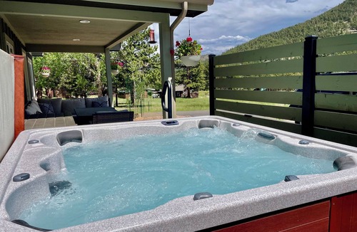 Estes Park House | Hike Into RMNP From House-Coaster Passes-Hot Tub-King Bed-A/C-BBQ