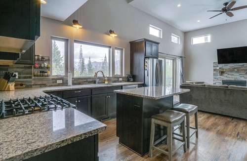 Grand Lake Cottage | Hike + Ski: Grand Lake Cabin w/Mtn-view Deck