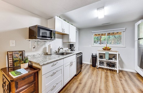 Northeast Colorado Springs Apartment | Hillside Place w/Mountain Views ~ 8 Mi to Dtwn!
