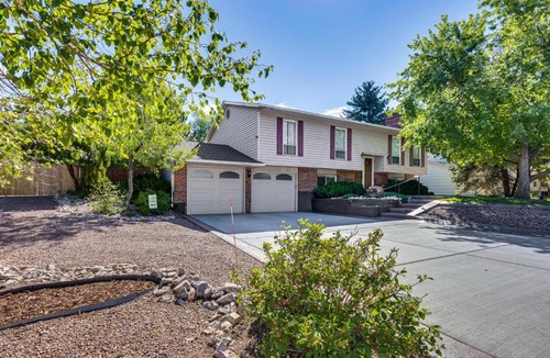 Northeast Colorado Springs Apartment | Hillside Place w/Mountain Views ~ 8 Mi to Dtwn!