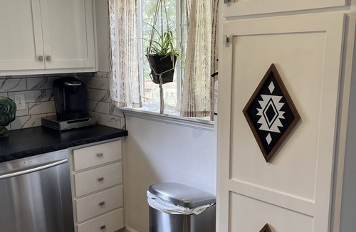 Mariposa Cottage | Hilltop Cottage walking distance to downtown Mariposa bars/restaurants.