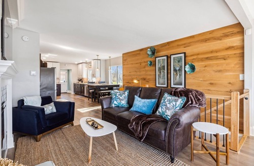 Portage Lakes House | Hilltop Lakehouse - Free Kayaks, Deck, Hot Tub , Pet Friendly