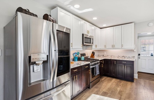 Portage Lakes House | Hilltop Lakehouse - Free Kayaks, Deck, Hot Tub , Pet Friendly