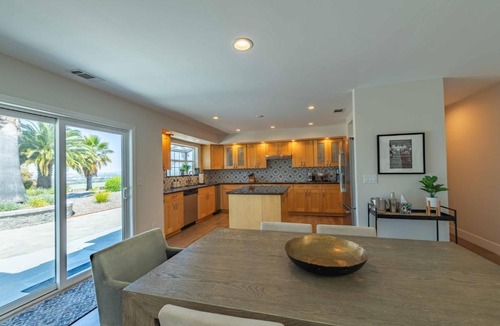 Templeton House | Hilltop Oasis