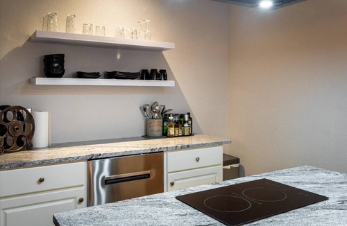 Longmont House | Hip, Upscale Apartment Hot Tub Private Entrance