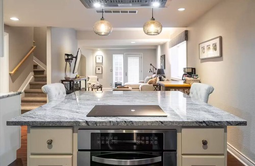 Longmont House | Hip, Upscale Apartment Hot Tub Private Entrance