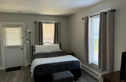 Willoughby Apartment | Historic Downtown Willoughby District 2BD Walkable Charm