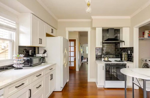 Tremont House | Historic Gem Entire Home Mins 2 Mrkt, Dwntwn, & Trails, 2 King Beds, Arcade