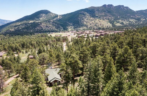 YMCA of the Rockies Cottage | Historic Griggs Cottage Built 1914. 5 min walk to YMCA & Stables. 3 mi to RMNP.