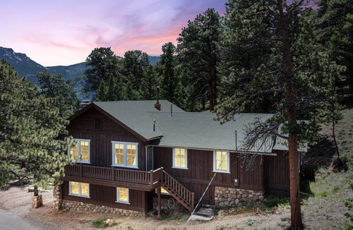 YMCA of the Rockies Cottage | Historic Griggs Cottage Built 1914. 5 min walk to YMCA & Stables. 3 mi to RMNP.
