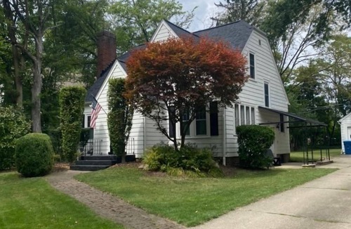 Hudson House | Historic Hudson Cottage | Walk to WRA Near Blossom Music Center & CVNP Charming home near WRA & Downtown Hudson. Sleeps 7 with renovated lower level, patio, garage, and fast WiFi. Ideal for extended stays, Blossom concerts, and CVNP visits.
