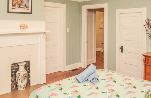 Landrum House | Historic Landrum Cottage: Minutes to Downtown