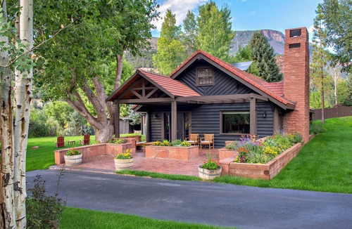 Basalt House | Historic Log Cabin- Downtown Basalt, Aspen Skiing Nearby, Gold Medal Fishing