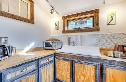 Lazear Cabin | Historic Nature Lovers Cabin on Farm in Paonia!