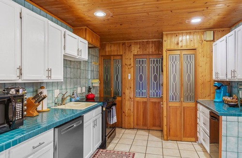 Idaho Springs Apartment | Historic Victorian - 2 Bedroom Home with Parking off Main Street