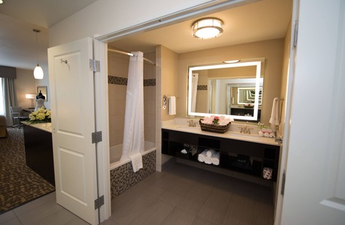 Castle Rock Hotel | Holiday Inn Express & Suites Denver South - Castle Rock by IHG